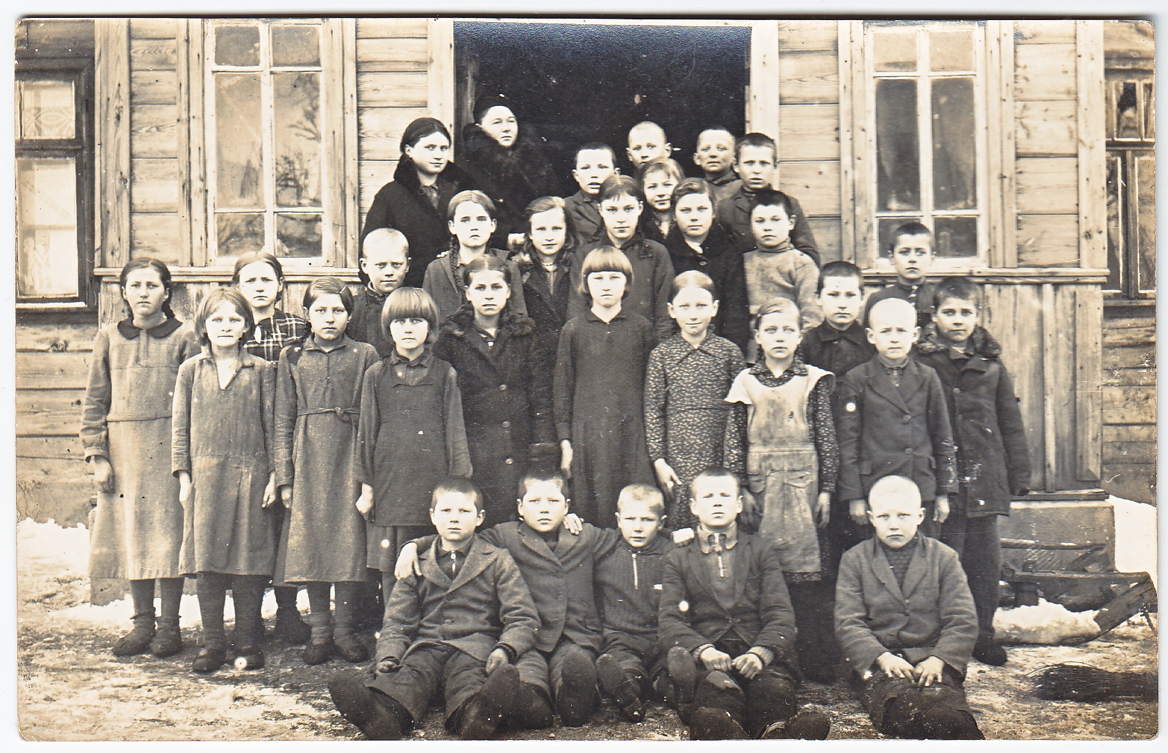 Pradinių klasių mokiniai su mokytojomis Šunkiškių pradžios mokykloje. Antroje eilėje trečia iš dešinės – Ona Banelytė